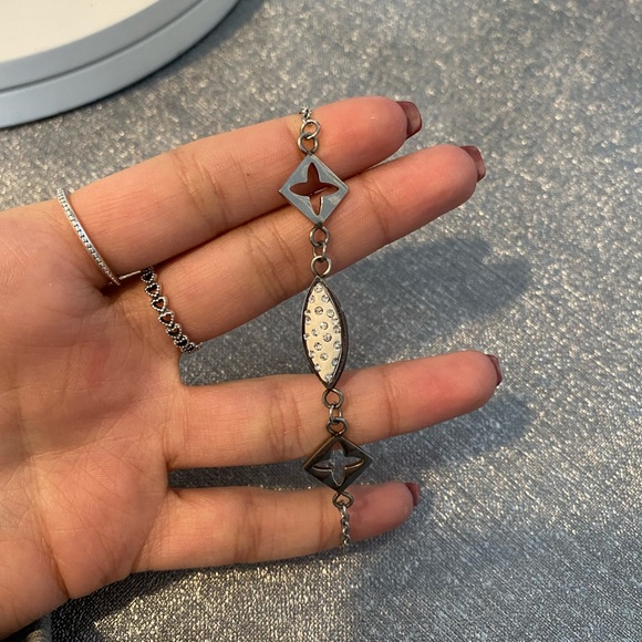 cute silver bracelet - Picture 1 of 2